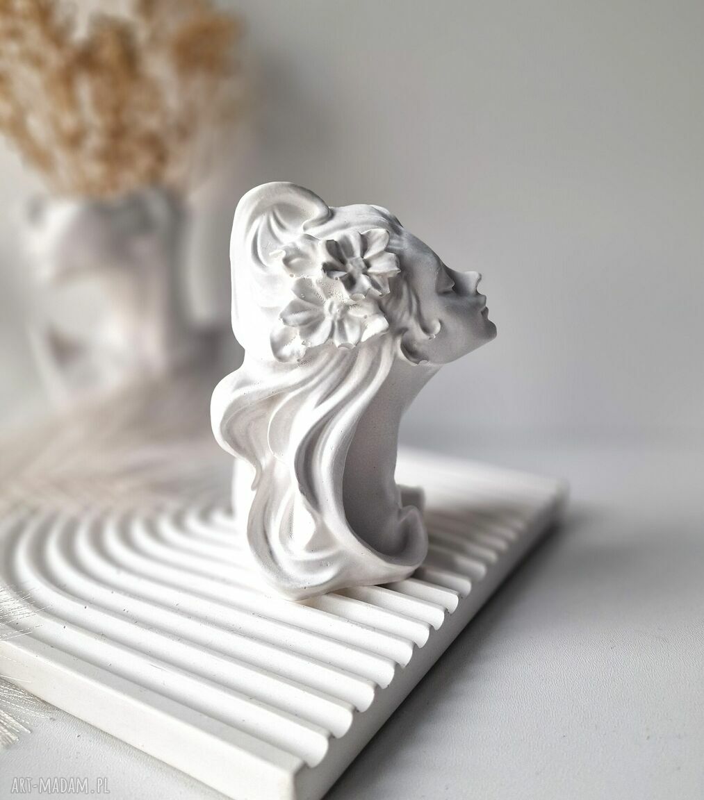 Figurka kobiety Proud White - biała ozdoba do salonu