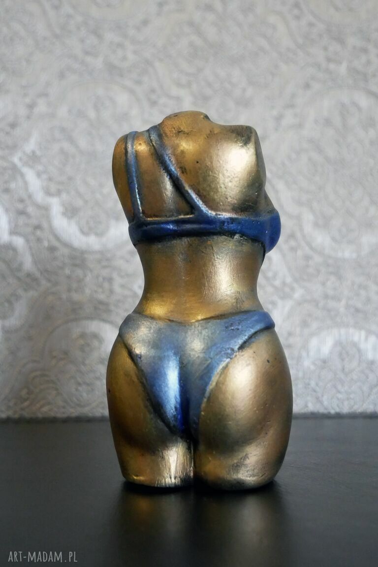Figurka kobiety w niebieskim kostiumie kąpielowym - rzeźba z gipsu 10,5 cm