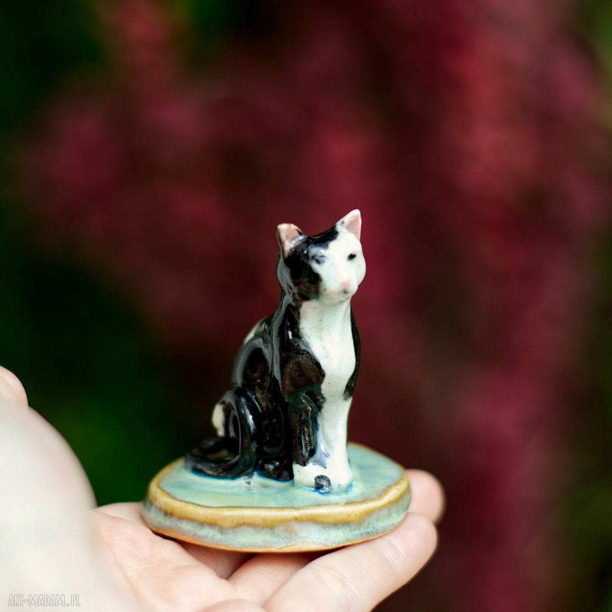 Ceramiczna figurka kota - ręcznie malowany biało-czarny kot