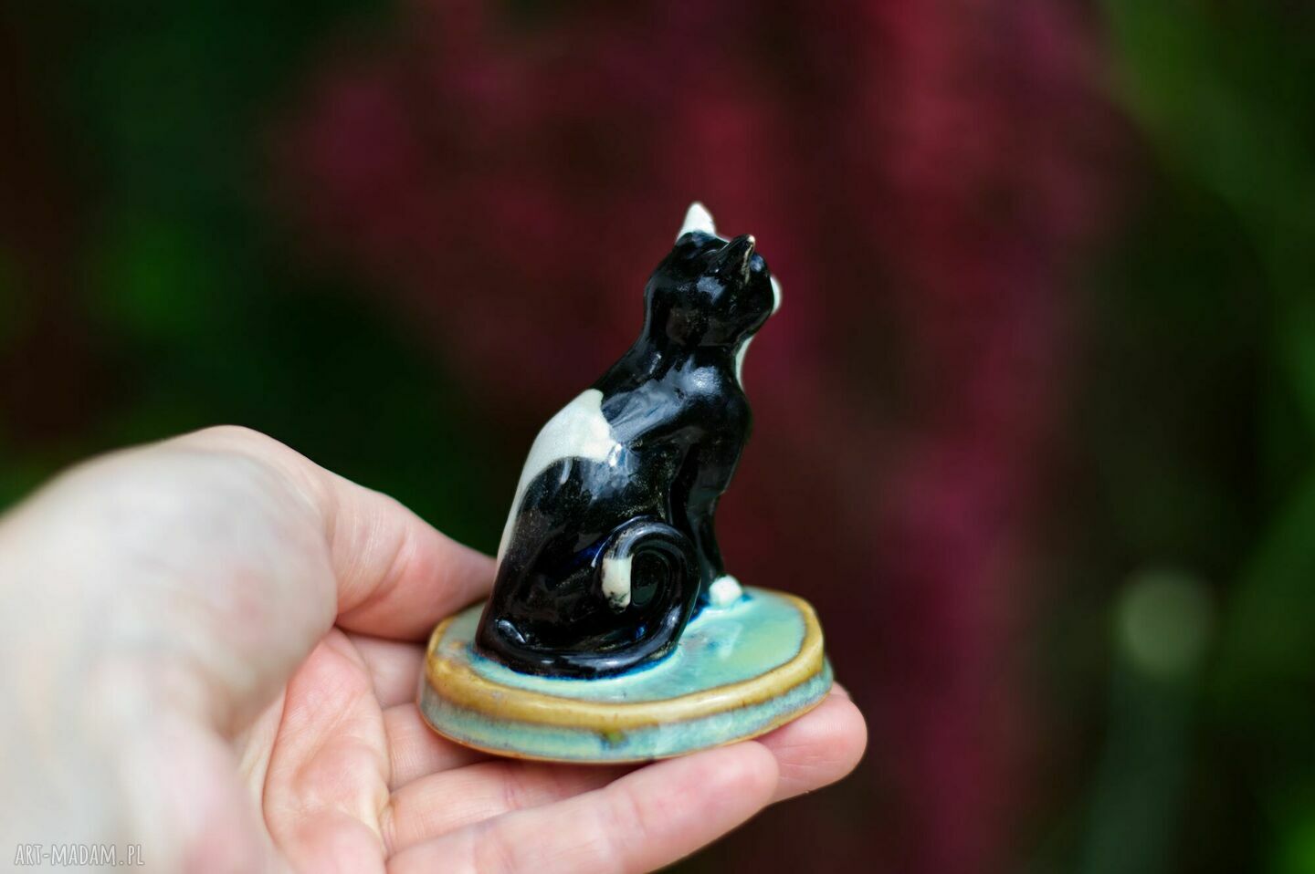 Ceramiczna figurka kota - ręcznie malowany biało-czarny kot