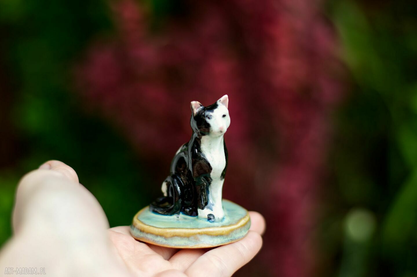Ceramiczna figurka kota - ręcznie malowany biało-czarny kot