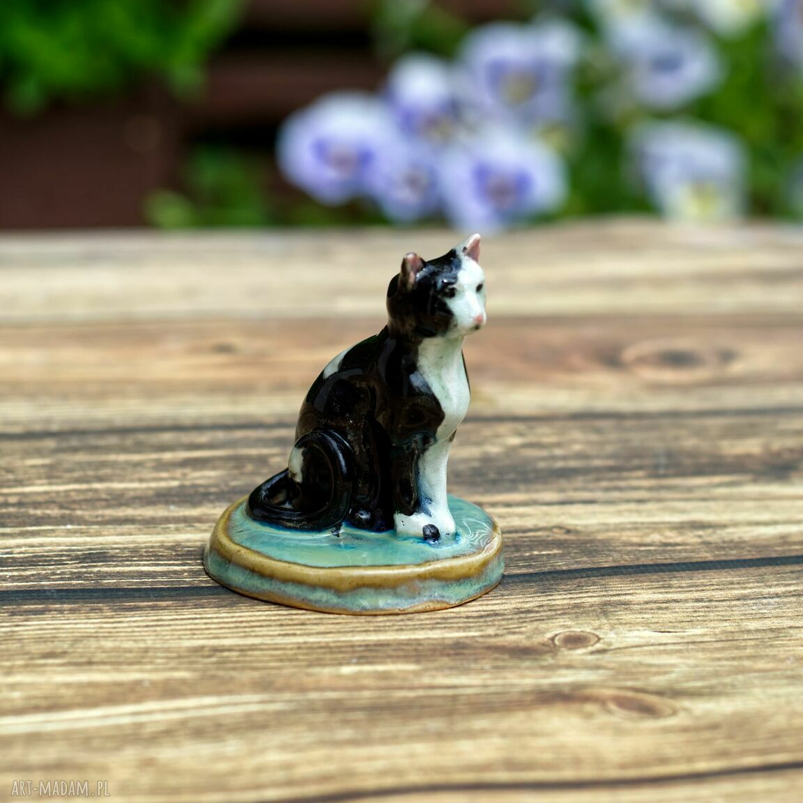Ceramiczna figurka kota - ręcznie malowany biało-czarny kot