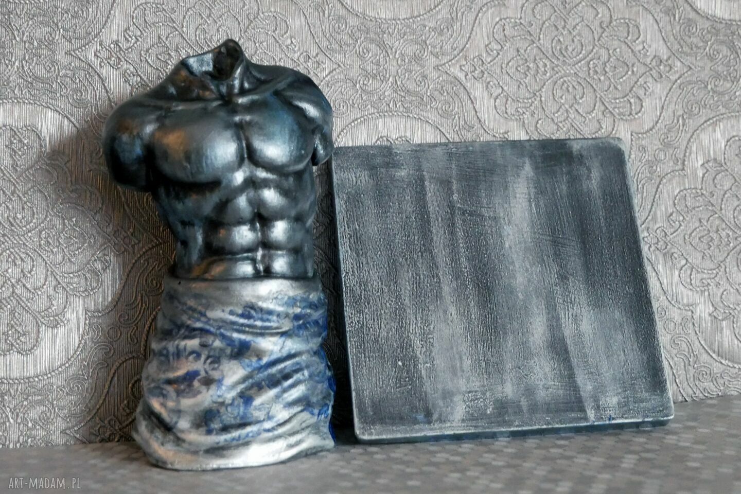 Figurka mężczyzny w ręczniku z gipsu modelarskiego na podstawce (wys. 10,7 cm)