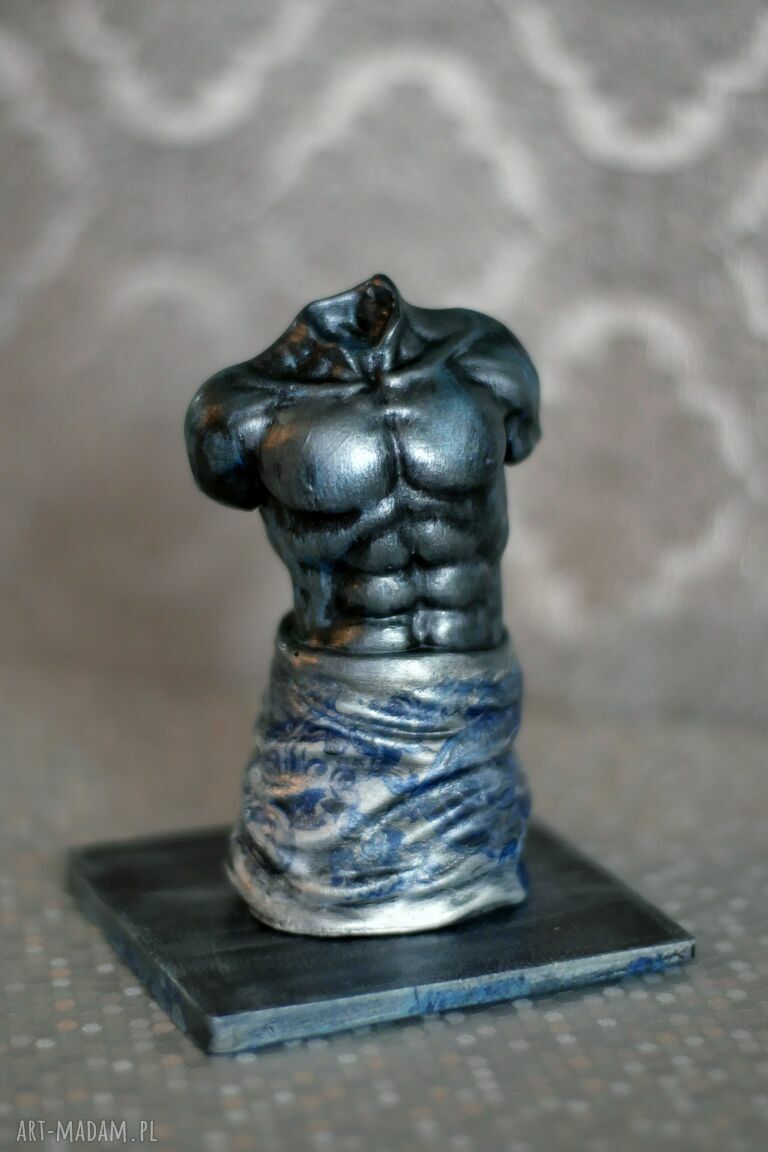 Figurka mężczyzny w ręczniku z gipsu modelarskiego na podstawce (wys. 10,7 cm)