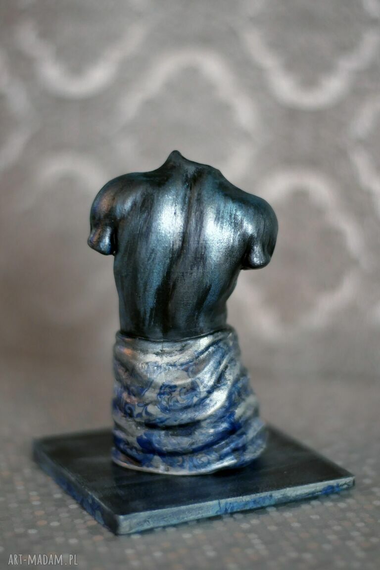 Figurka mężczyzny w ręczniku z gipsu modelarskiego na podstawce (wys. 10,7 cm)
