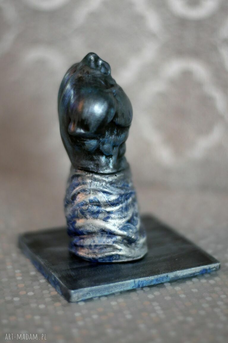 Figurka mężczyzny w ręczniku z gipsu modelarskiego na podstawce (wys. 10,7 cm)