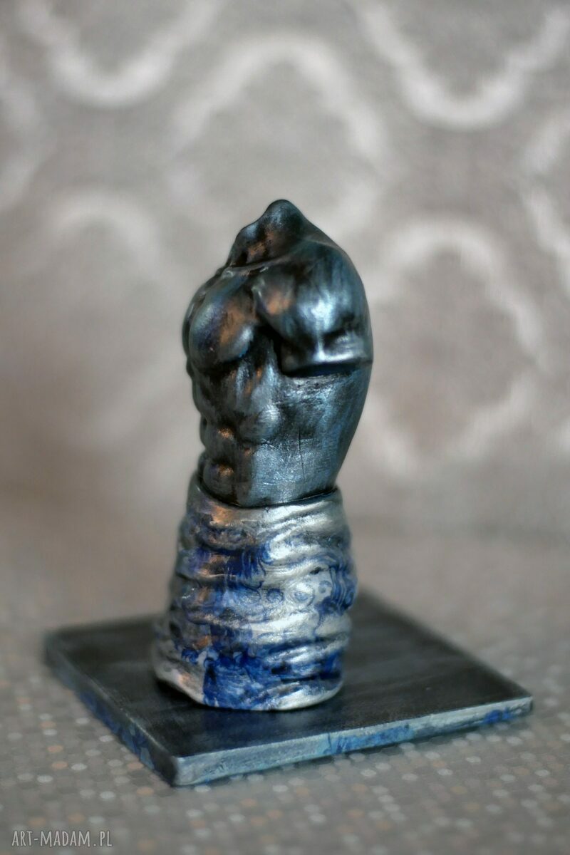 Figurka mężczyzny w ręczniku z gipsu modelarskiego na podstawce (wys. 10,7 cm)