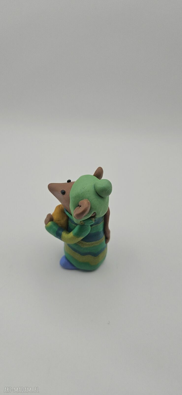 Figurka myszka z modeliny Felek - ozdoba domu na biurko