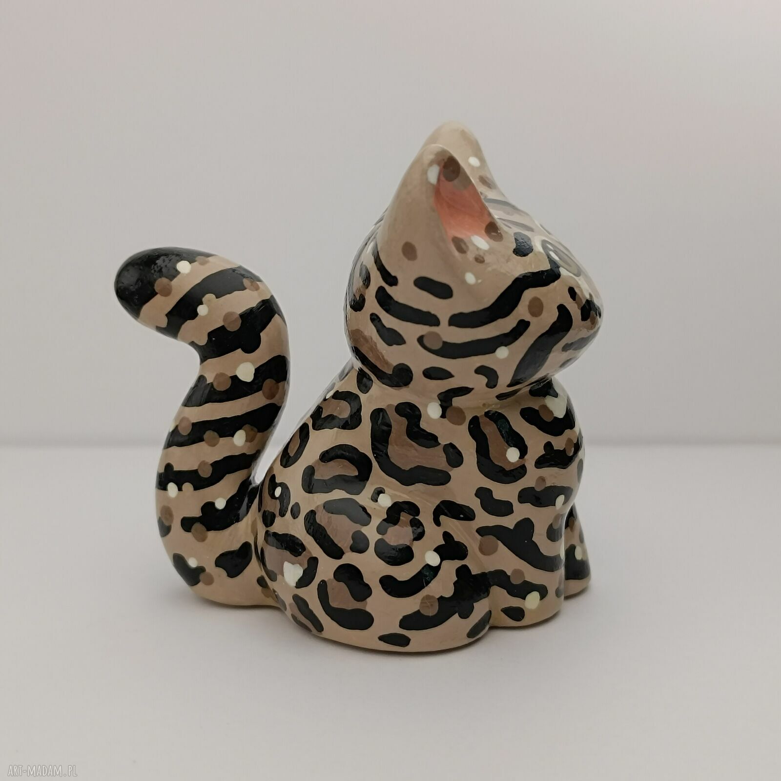 Mini figurka szarego kota bengalskiego - ręcznie malowana dekoracja