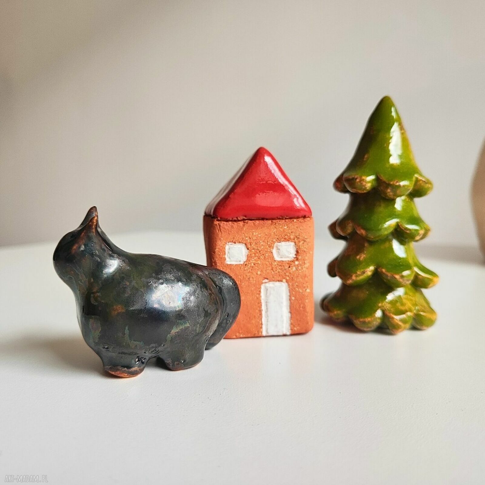 Figurki ceramiczne świąteczne: choinka, domek i kotek - zestaw