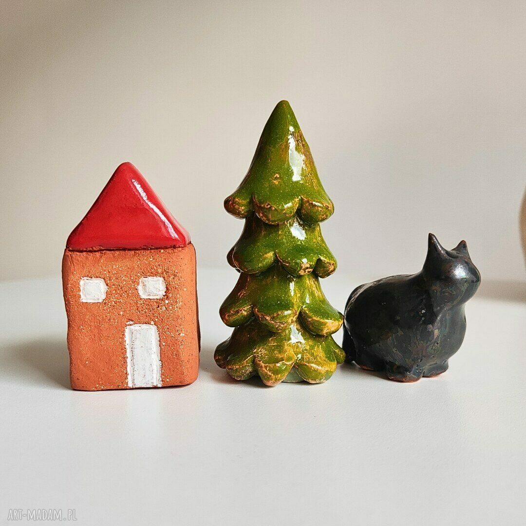 Figurki ceramiczne świąteczne: choinka, domek i kotek - zestaw