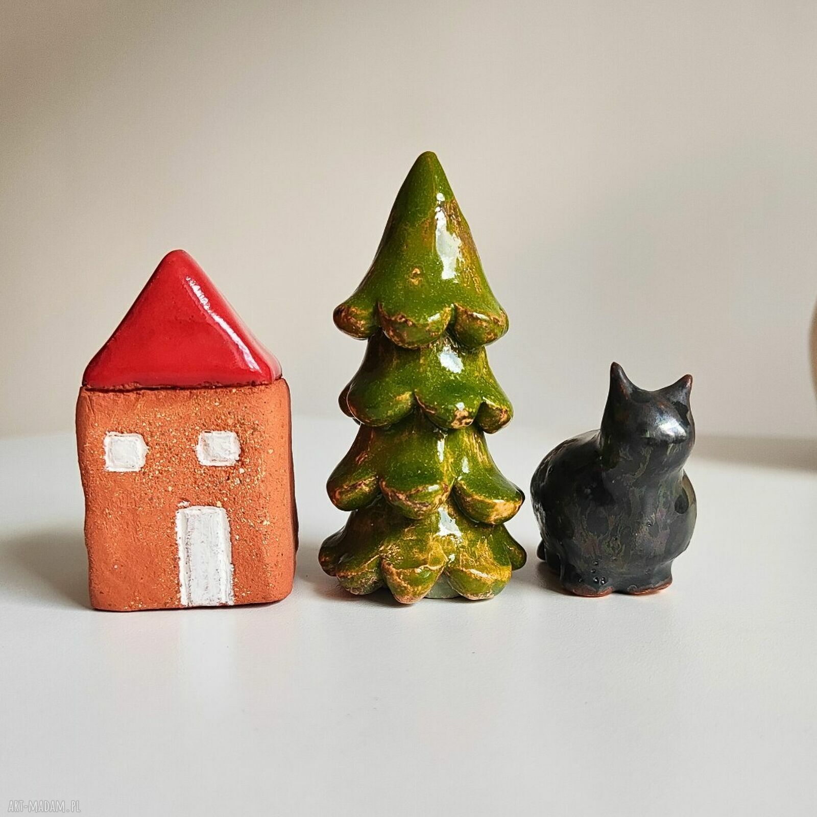 Figurki ceramiczne świąteczne: choinka, domek i kotek - zestaw
