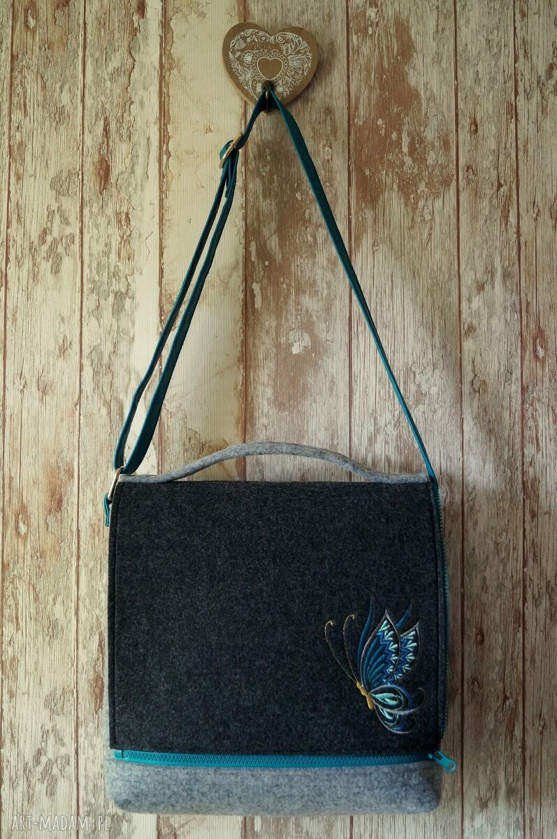Filcowa listonoszka z haftem motyla - szaro-grafitowa z turkusowym zamkiem
