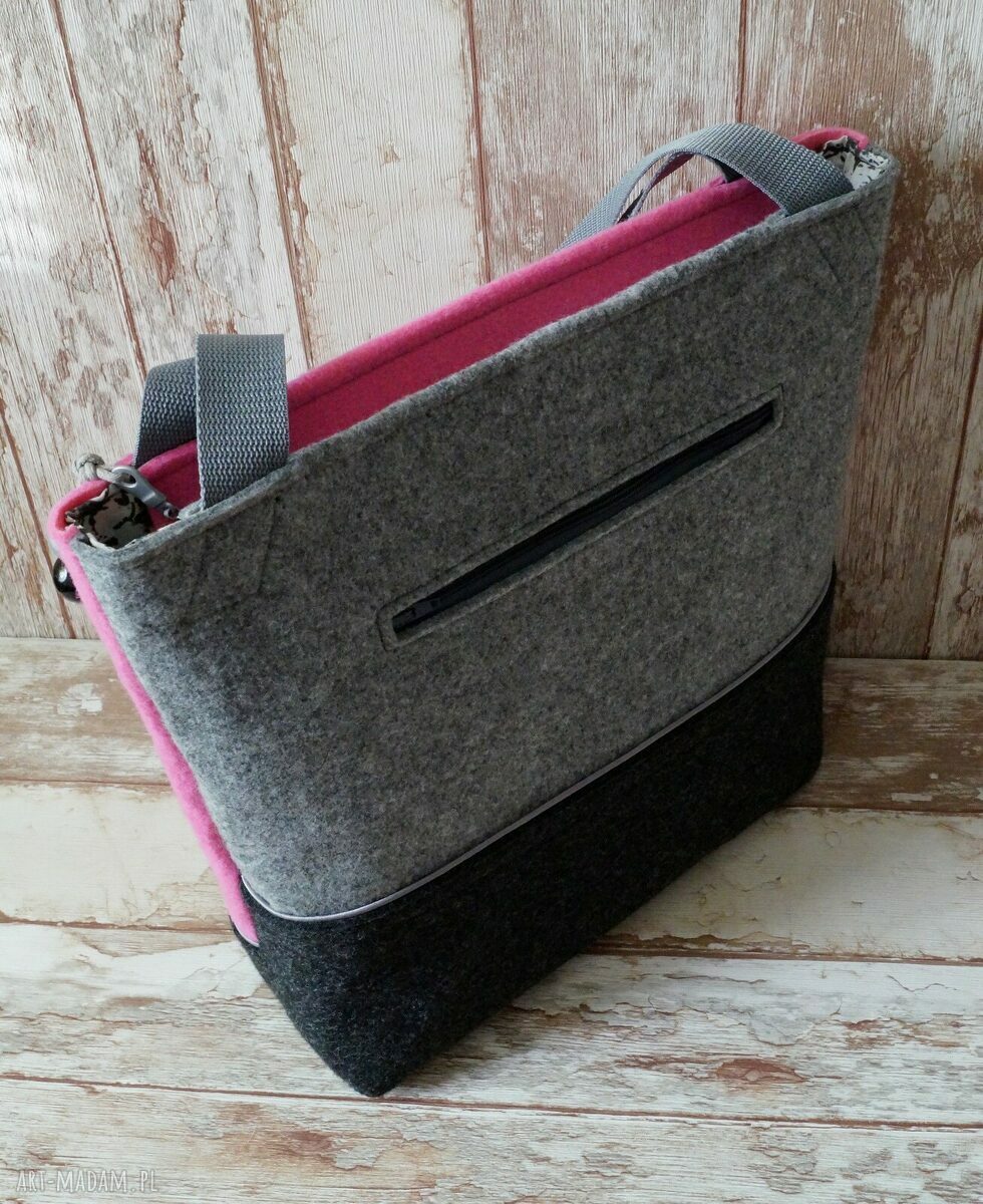 Filcowa torba z haftem na tablet - ręcznie robiona