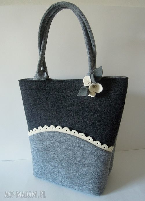 Filcowa Torebka Koszyczek z Falbanką Ecru i Broszką Hand Made