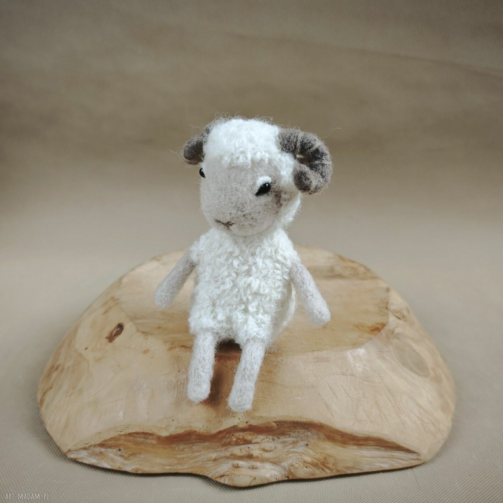 Baranek wielkanocny - filcowana figurka dekoracyjna z naturalnej wełny (11 cm)