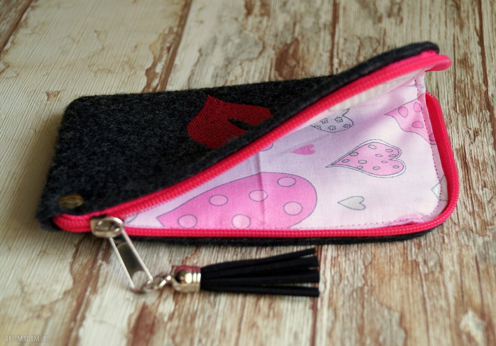 Filcowe etui na telefon Pink Lips - haftowane usta