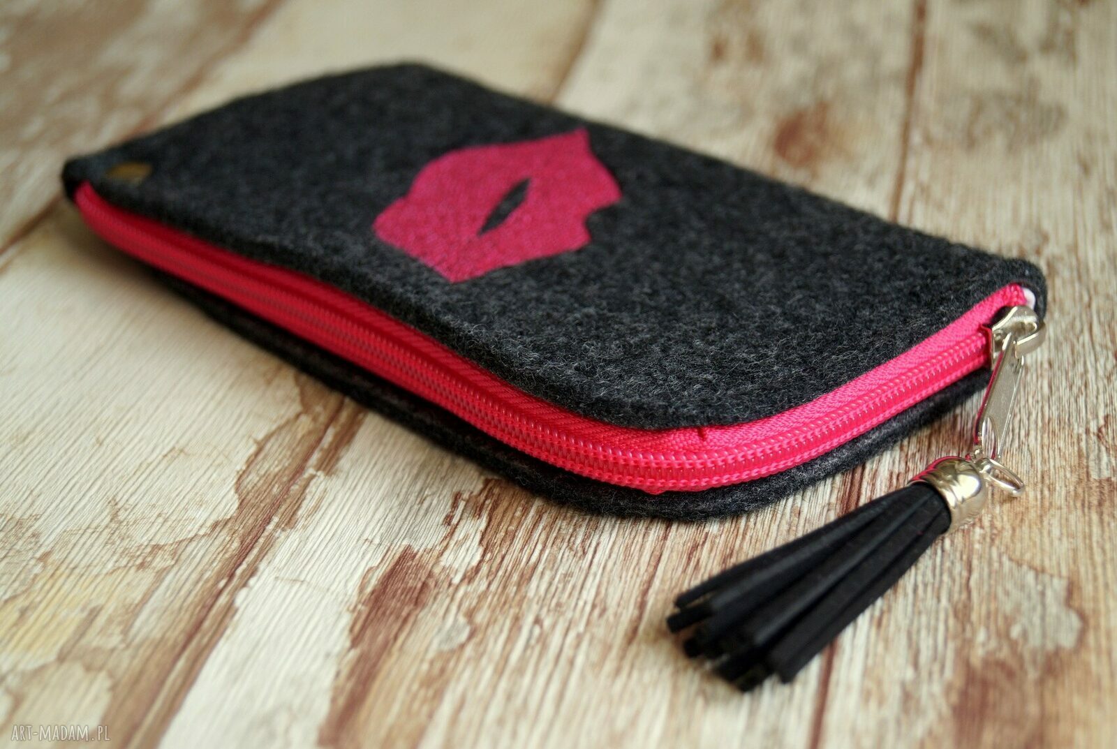 Filcowe etui na telefon Pink Lips - haftowane usta