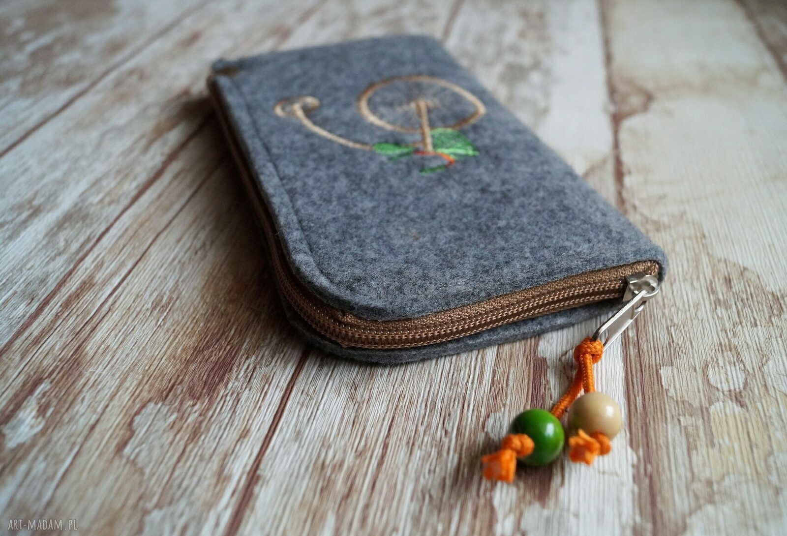 Filcowe etui na telefon z haftem retro rower