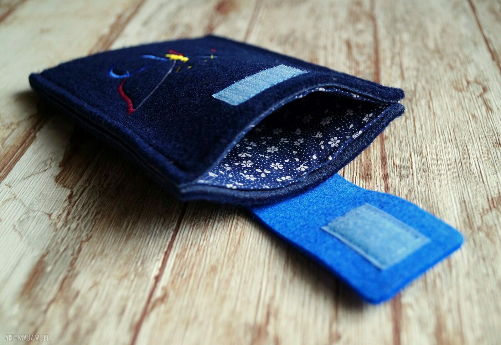 Filcowe etui na telefon z haftowanym motylem - granat i niebieski (handmade)