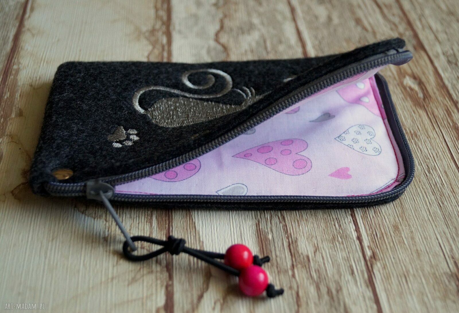 Filcowe etui na telefon z haftowanym kotkiem