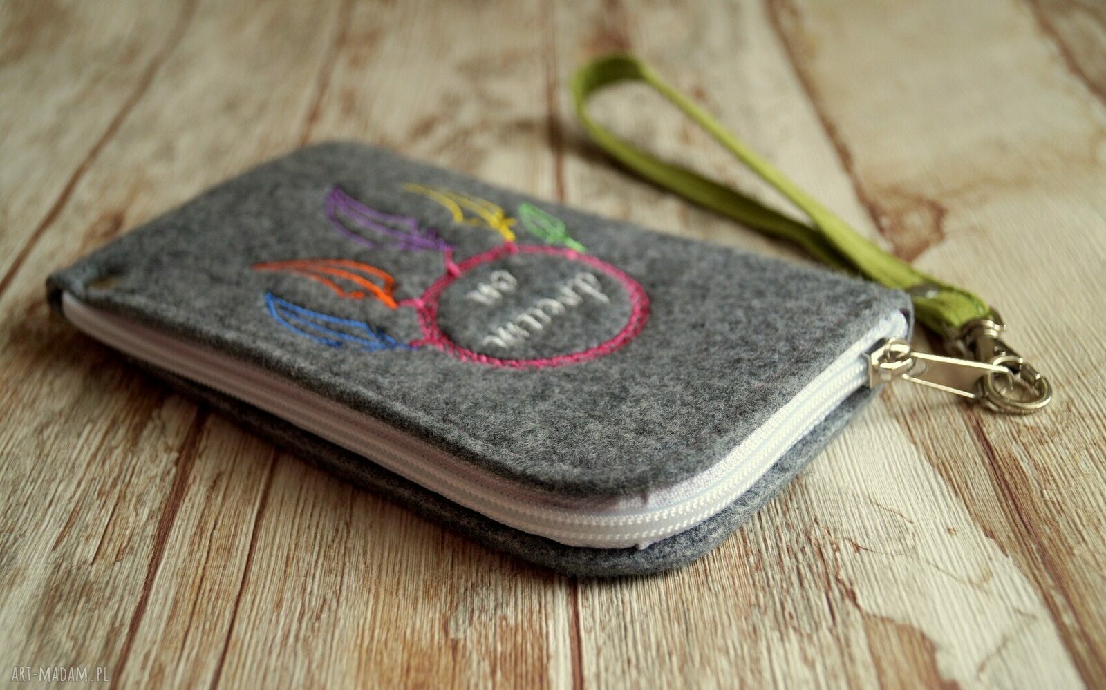 Filcowe etui na telefon z haftem łapacza snów - handmade