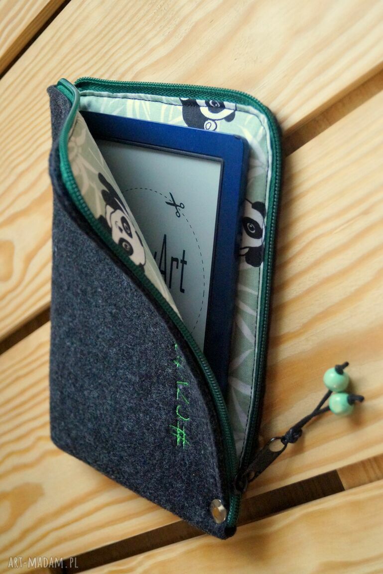 Grafitowe filcowe etui na czytnik e-book z haftem #czytambolubię