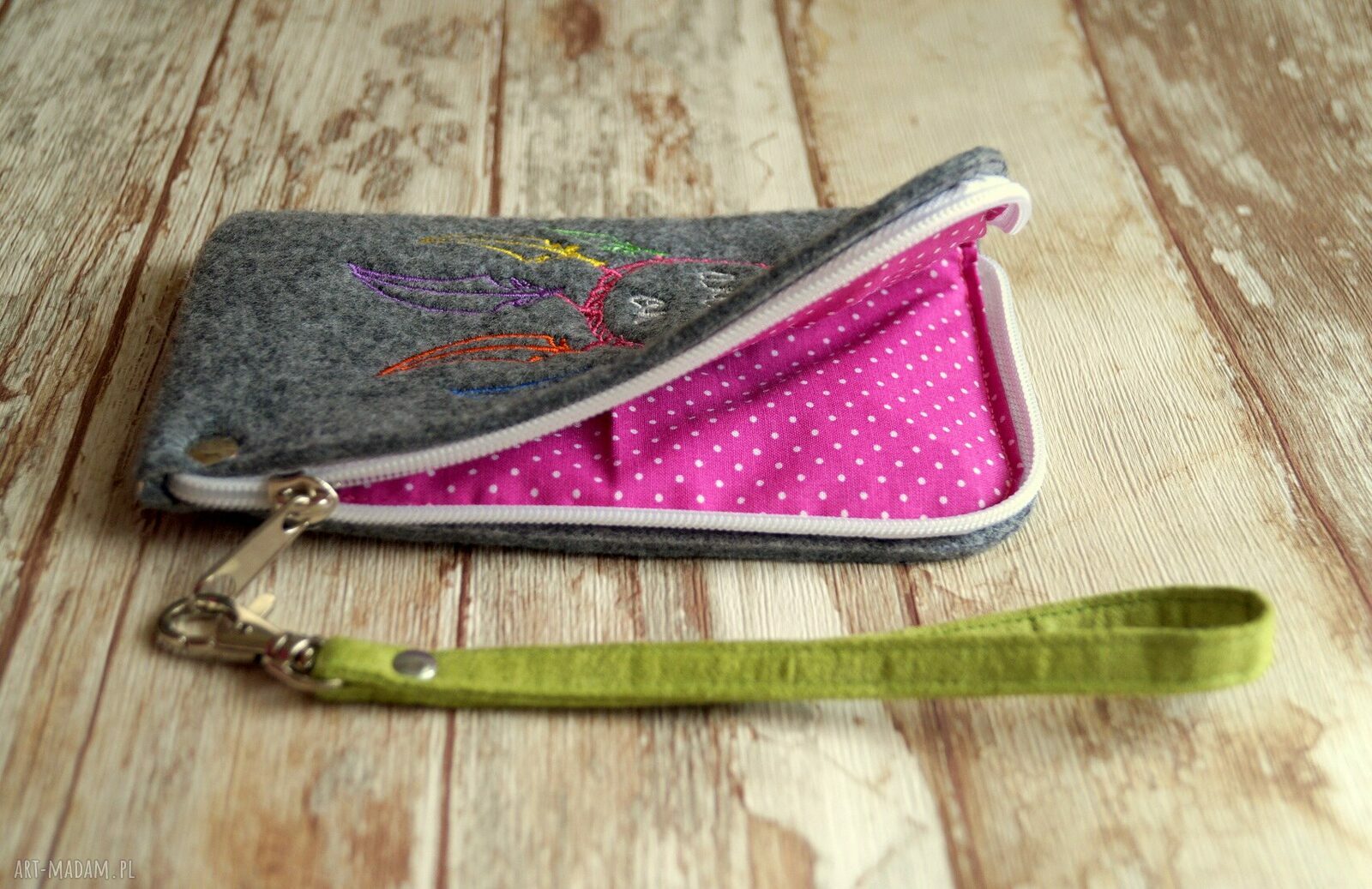 Filcowe etui na telefon z haftem łapacza snów - handmade