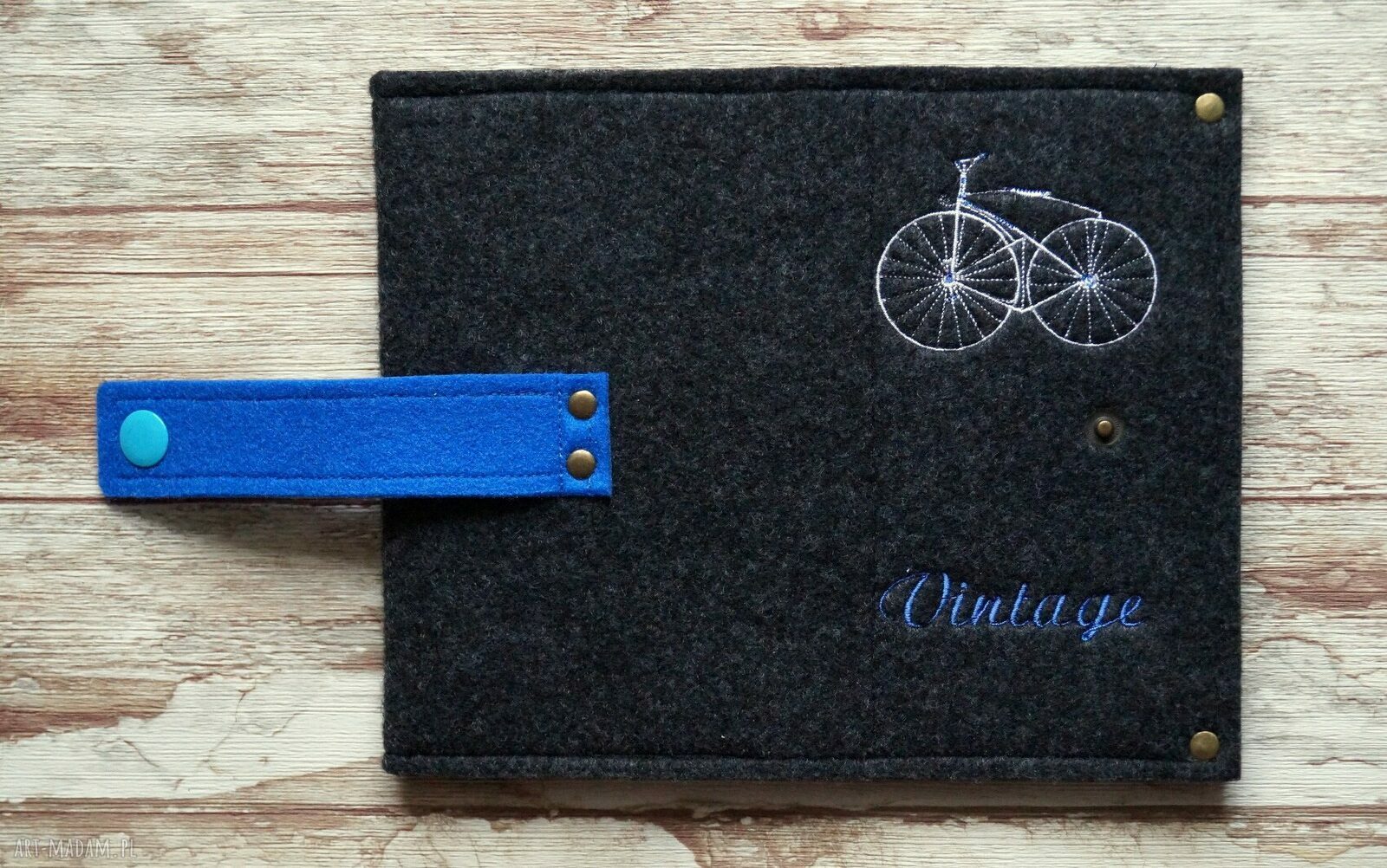 Filcowe etui na telefon Vintage Bike z haftem retro i kieszonką