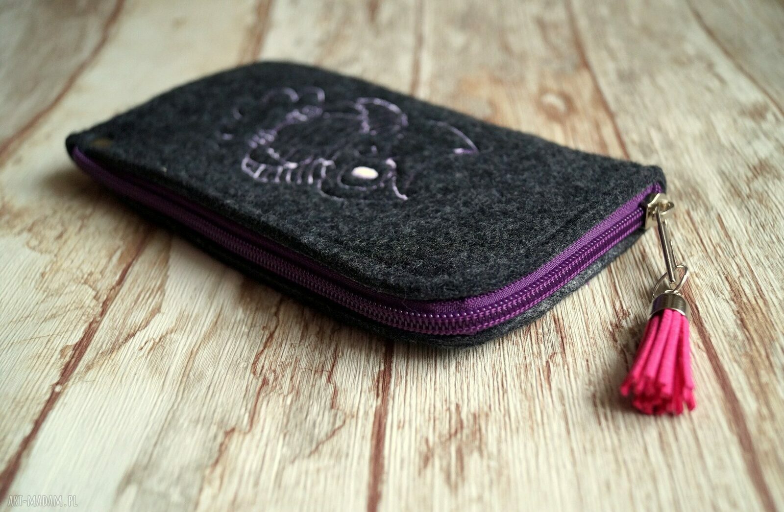 Grafitowe filcowe etui na telefon - sówka z haftem i fioletowym zamkiem