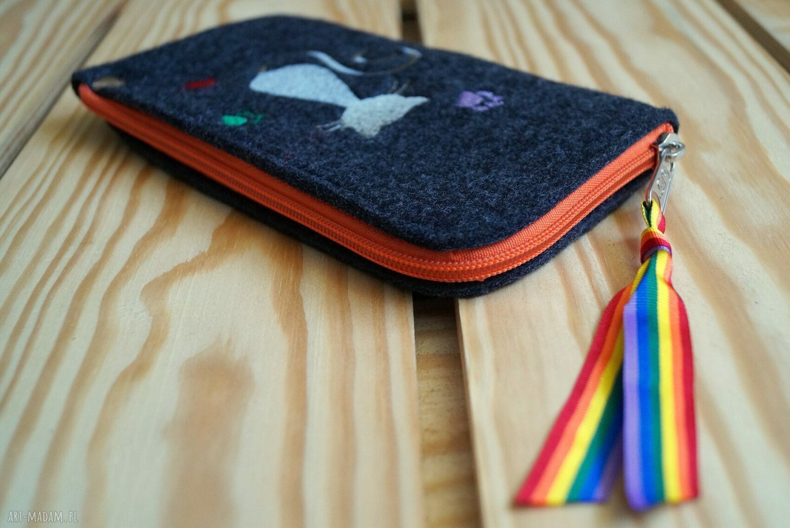 Filcowe etui na smartfon - kotek (grafitowe, haftowane, zapinane)