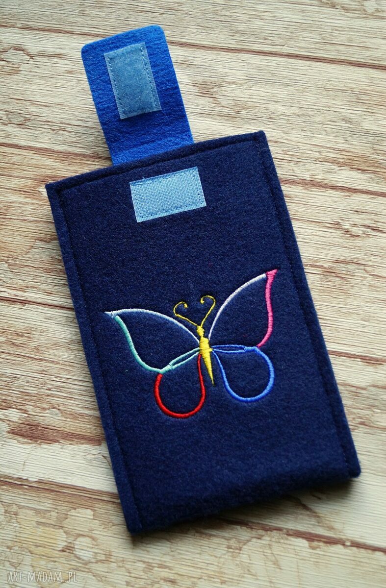 Filcowe etui na telefon z haftowanym motylem - granat i niebieski (handmade)