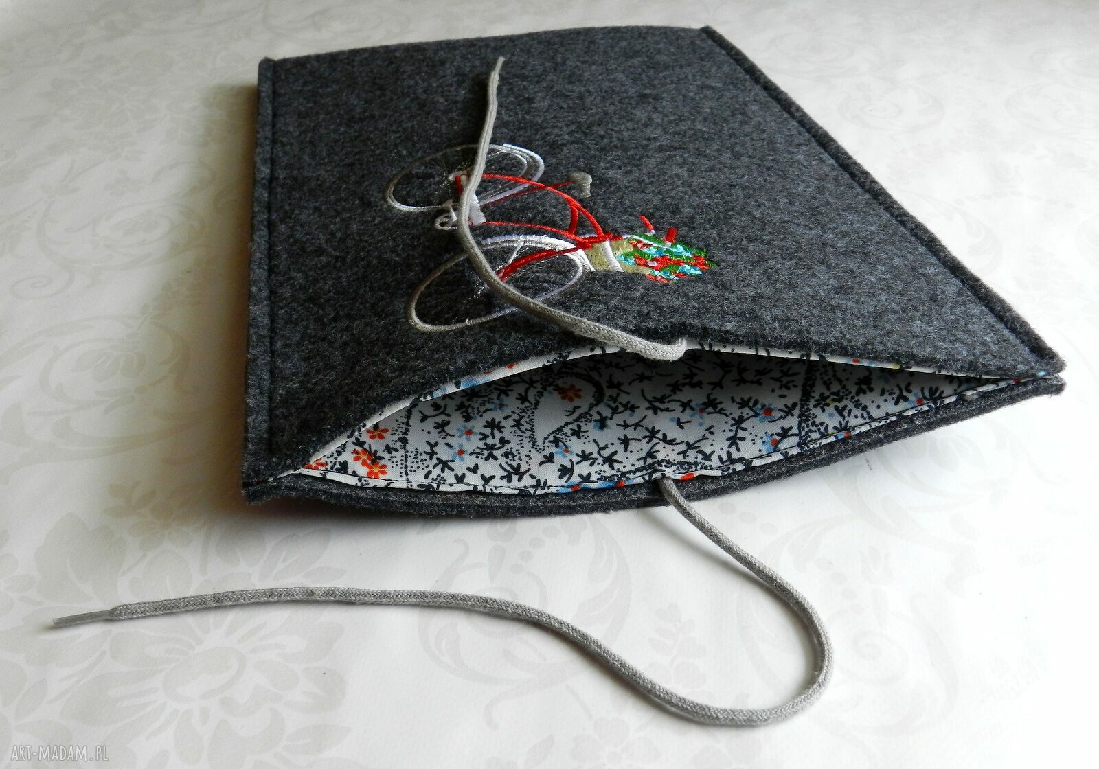 Filcowe etui na tablet 10,1 cala - haftowany rower
