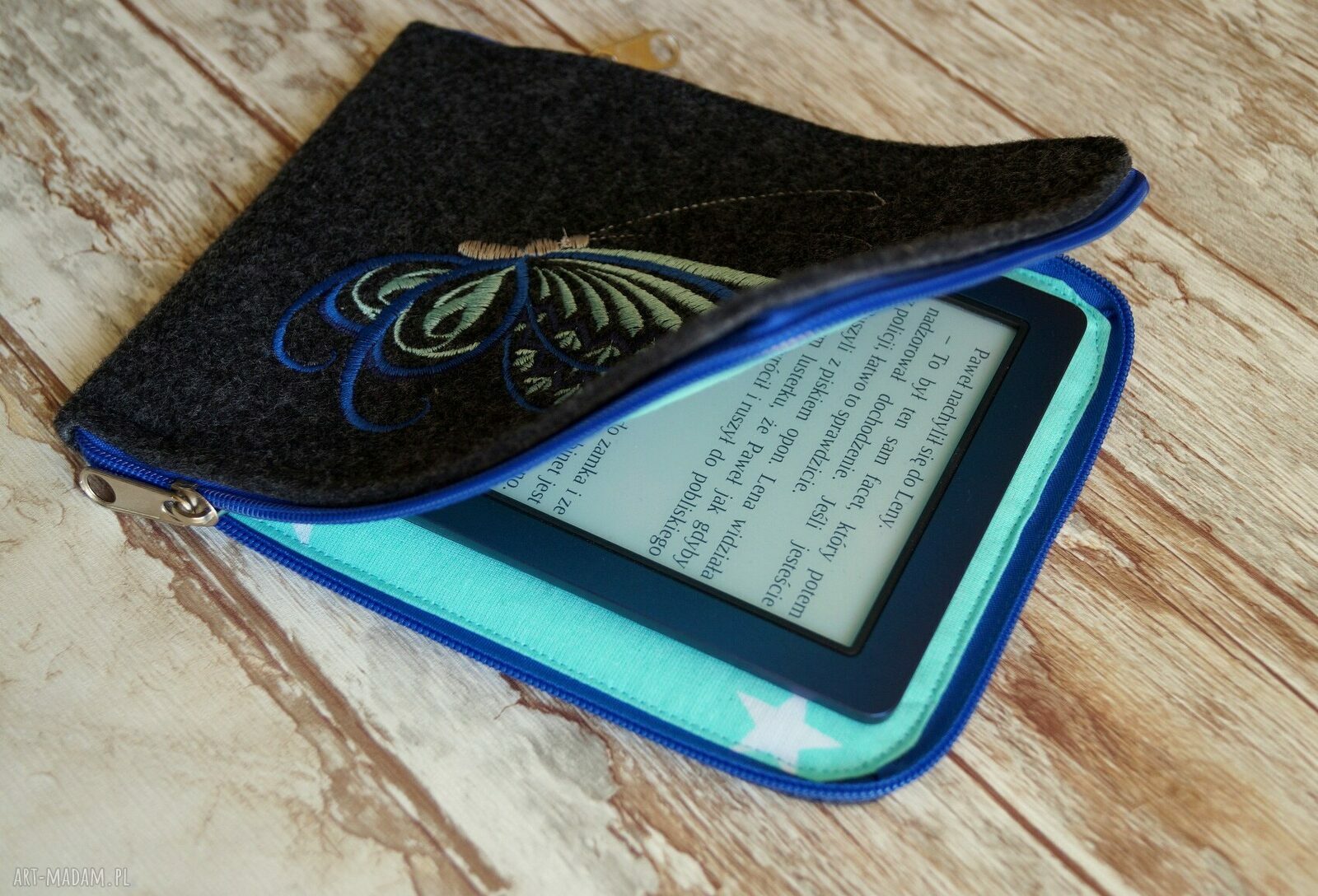 Filcowe etui na czytnik e-book z motylkiem
