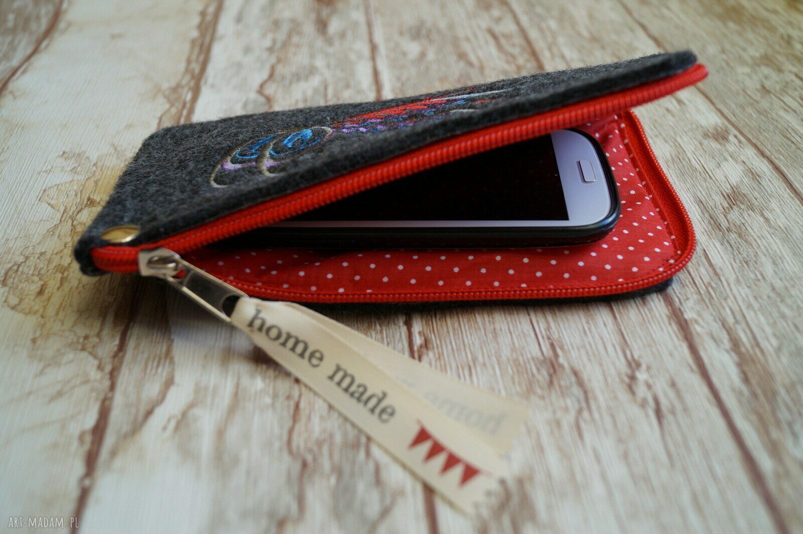Filcowe etui na telefon - haftowany motylek w kolorze