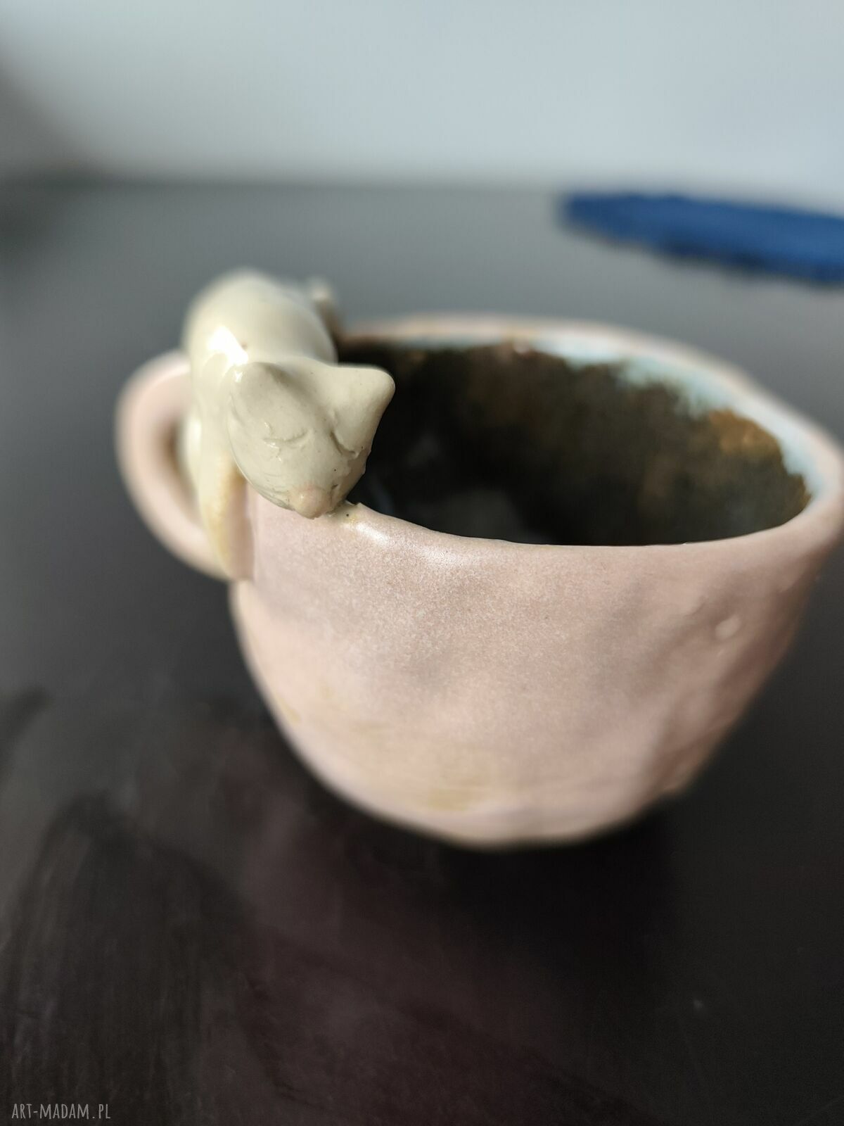 Ręcznie robiona filiżanka ceramiczna z leniwym kotem - pojemność ok. 120 ml