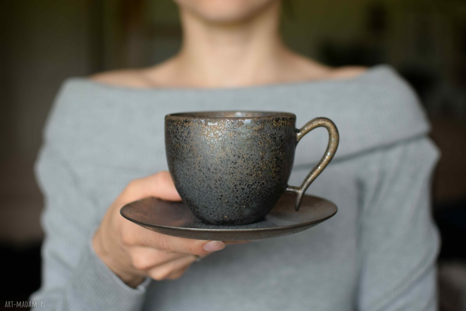 Rustykalna filiżanka ceramiczna 270 ml - ręcznie odlewana, srebrem i ciemnym złotem