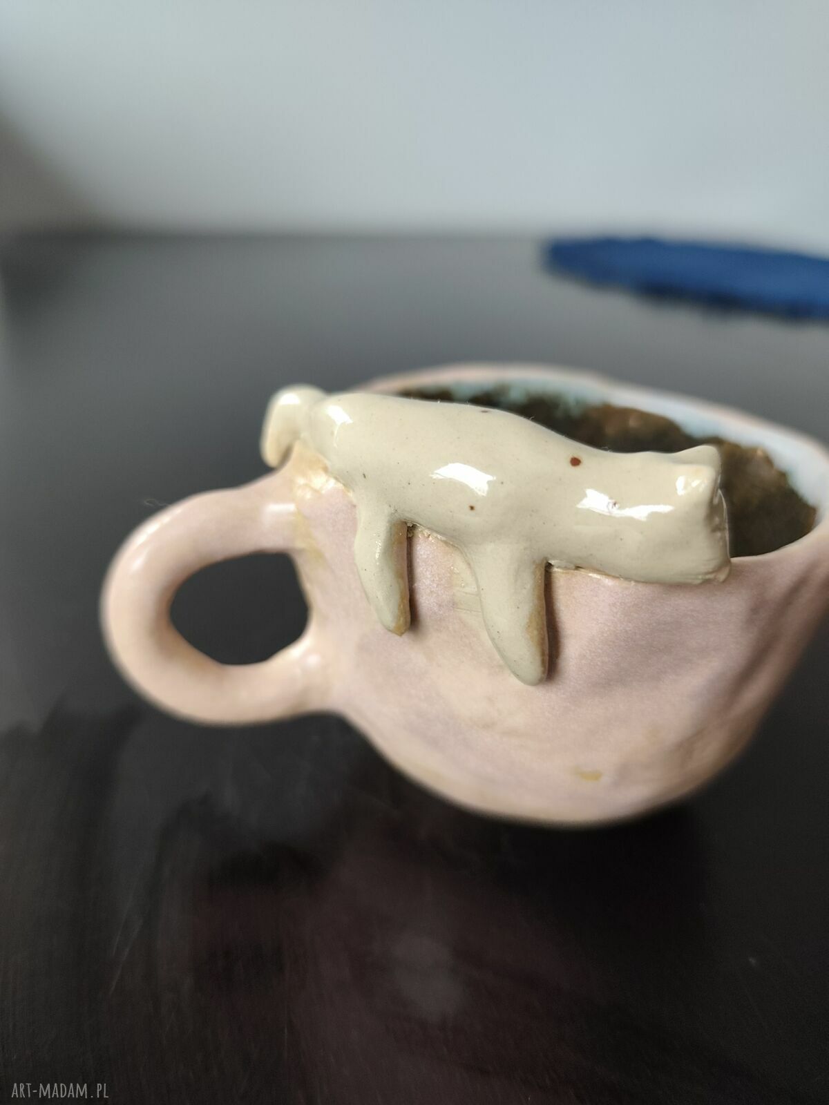 Ręcznie robiona filiżanka ceramiczna z leniwym kotem - pojemność ok. 120 ml