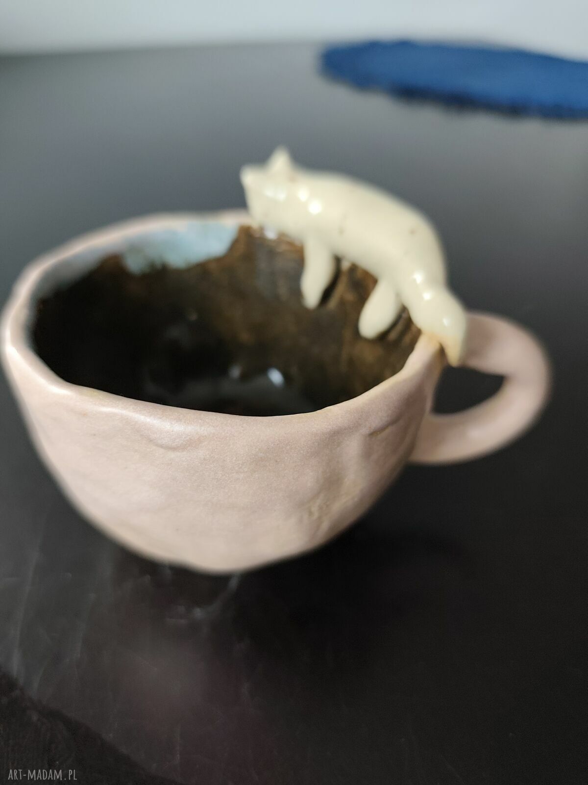 Ręcznie robiona filiżanka ceramiczna z leniwym kotem - pojemność ok. 120 ml