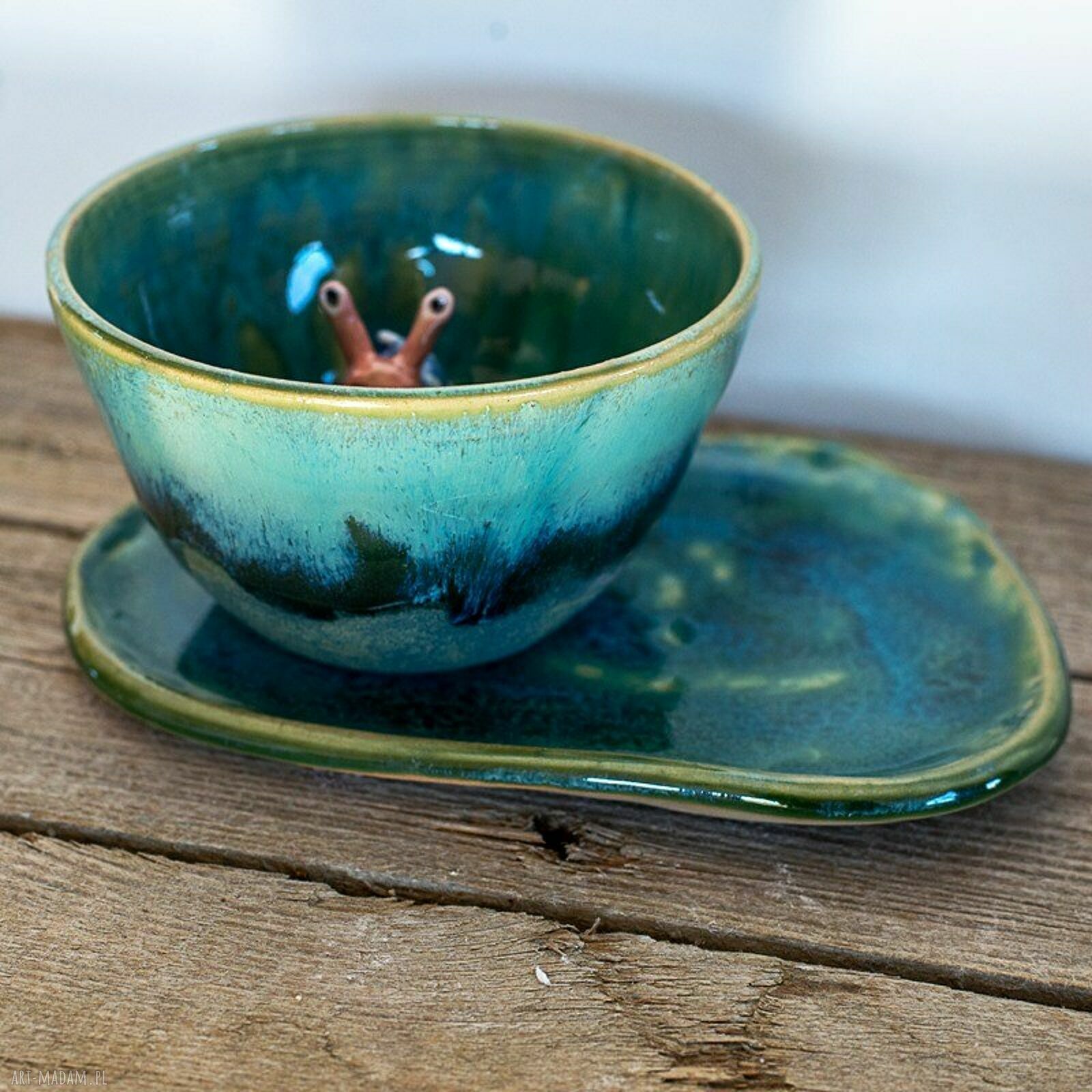 Turkusowa filiżanka ceramiczna z figurką ślimaka - ok. 350 ml