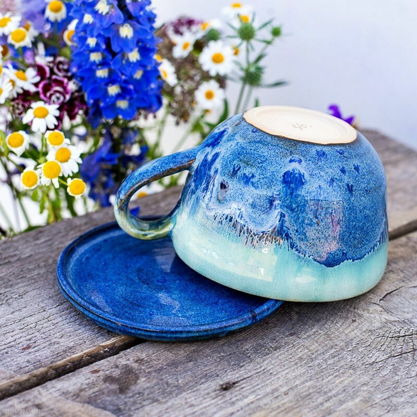 Turkusowa filiżanka do herbaty z ceramiczną figurką - rękodzieło
