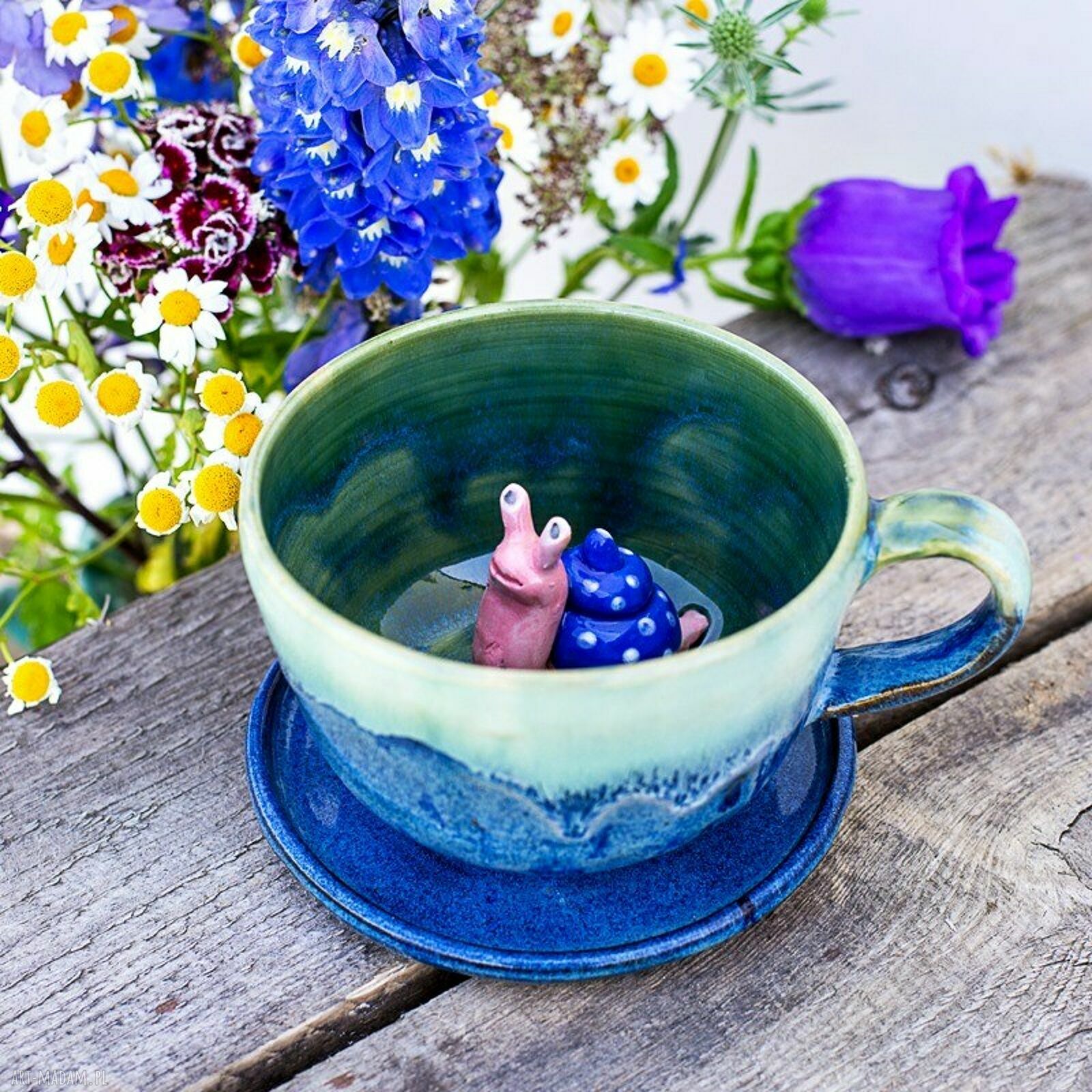 Turkusowa filiżanka do herbaty z ceramiczną figurką - rękodzieło