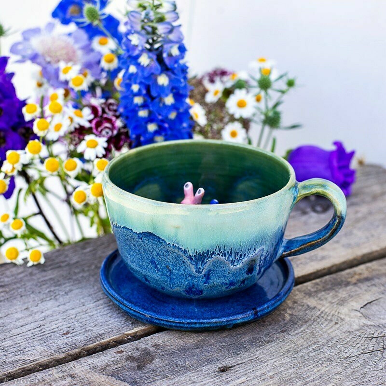 Turkusowa filiżanka do herbaty z ceramiczną figurką - rękodzieło