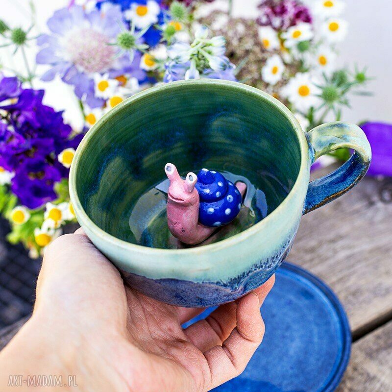 Turkusowa filiżanka do herbaty z ceramiczną figurką - rękodzieło