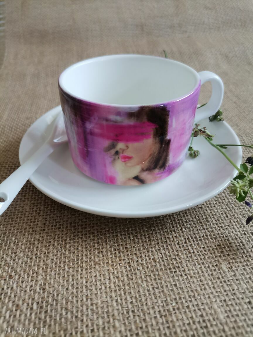Filiżanka „Kolor Kobiety - Purpurowy” - wyjątkowy zestaw na prezent dla kobiety