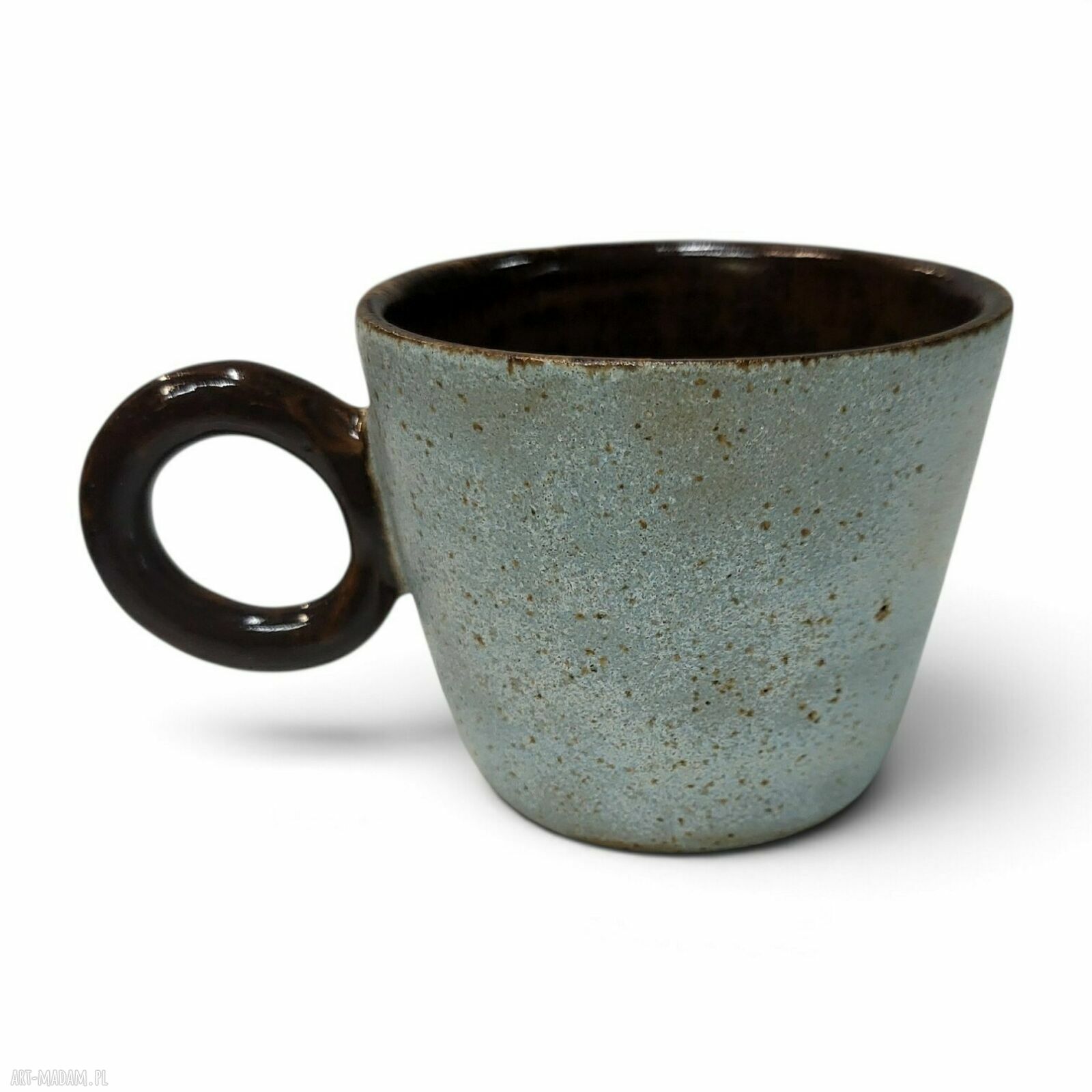 Ręcznie robiona filiżanka ceramiczna w błękicie i brązie