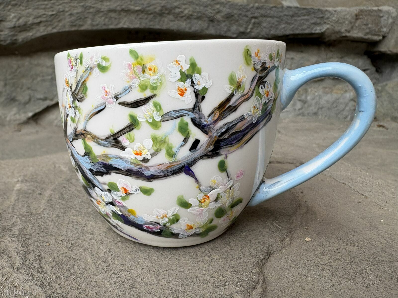 Porcelanowa filiżanka ręcznie malowana - Kot na jabłoni