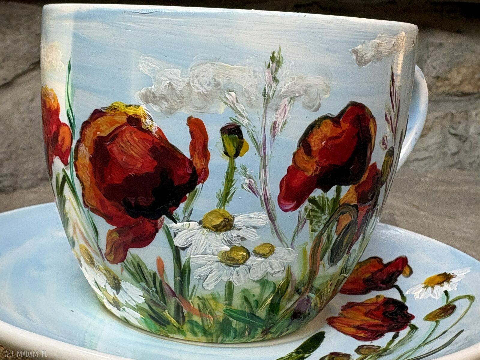 Porcelanowa filiżanka ręcznie malowana w polne kwiaty