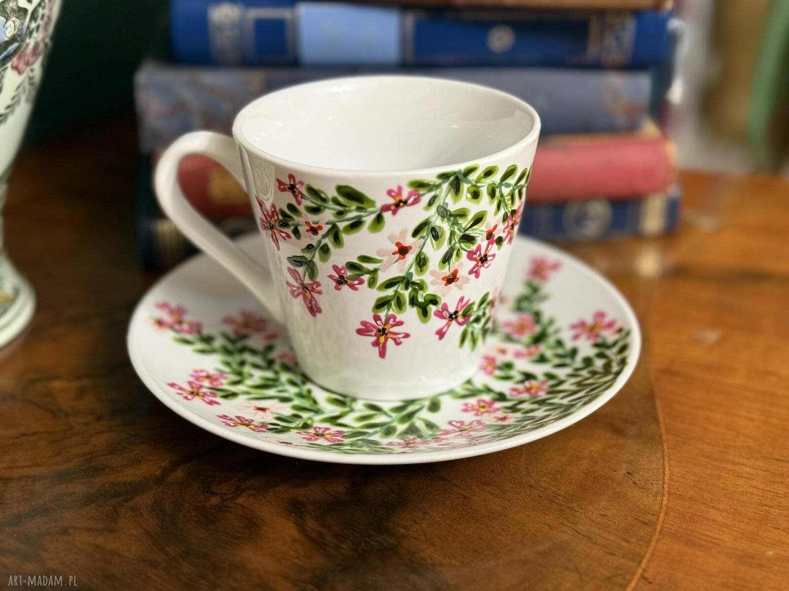 Filiżanka porcelanowa ręcznie malowana 'Różowy bukiet' z podstawką - 250 ml