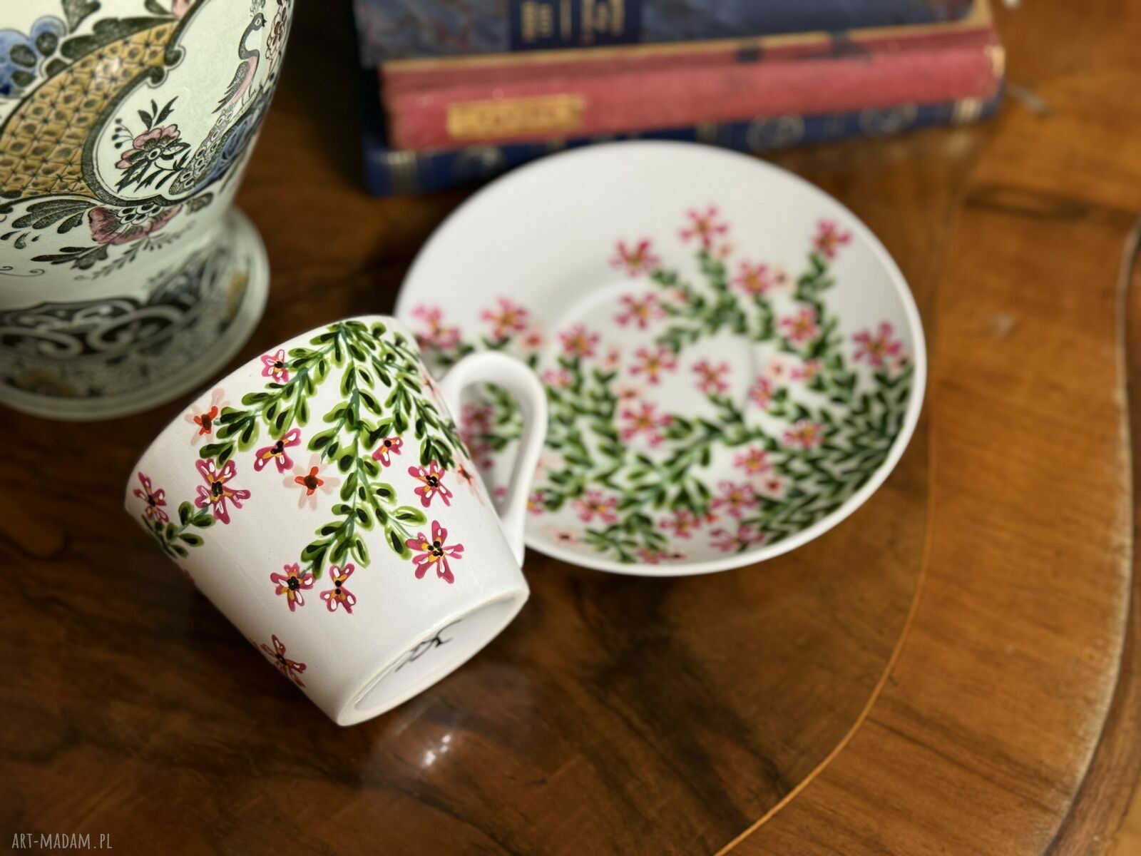 Filiżanka porcelanowa ręcznie malowana 'Różowy bukiet' z podstawką - 250 ml